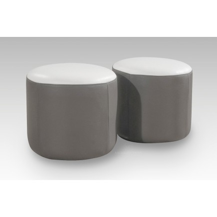 Ensemble de 2 poufs rond en cuir taupe.