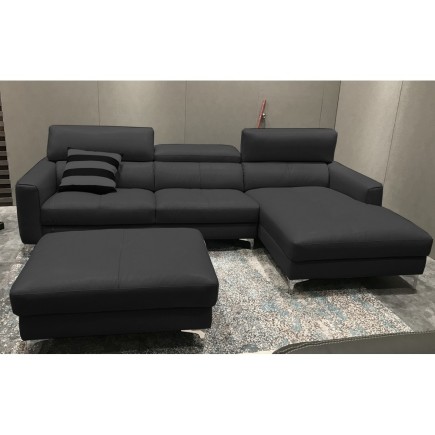 Canapé d'angle en cuir buffle italien de luxe, 5 places ARMANO, noir, angle droit, et 2 poufs noirs en cuir luxe buffle